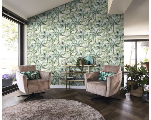 Wohnzimmer mit tropischer Palmentapete, zwei Sesseln und einem goldenen Regal