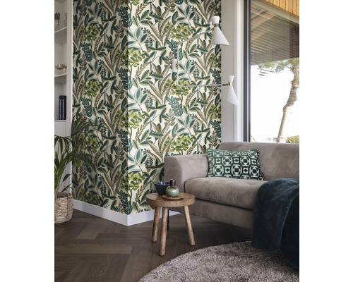 Wohnzimmer mit gemusterter Tapete, Sofa und Holztisch