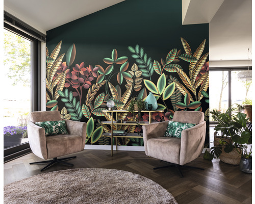 Wohnzimmer mit floraler Wandtapete, zwei Sesseln und Beistelltisch