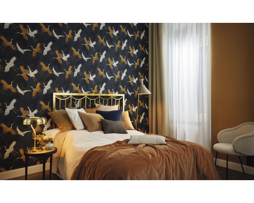 Schlafzimmer mit gemusterten Tapeten, Bett und Nachttischlampe