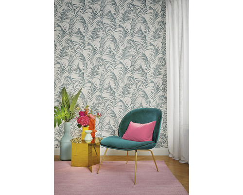 Einrichtungsbeispiel mit gemusterter Tapete, Sessel, Beistelltisch und Blumenvasen.