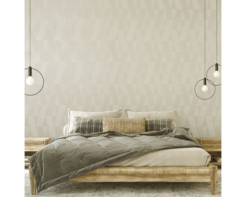 Schlafzimmer mit Doppelbett, Nachttischen und geometrischer Tapete