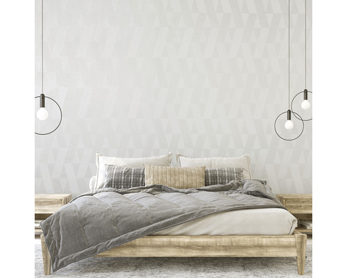 Schlafzimmer mit Bett, Nachttischen und Pendelleuchten