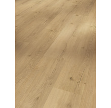 Nahaufnahme von hellem Laminatboden mit Holzoptik.