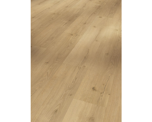 Nahaufnahme von hellem Laminatboden mit Holzoptik.