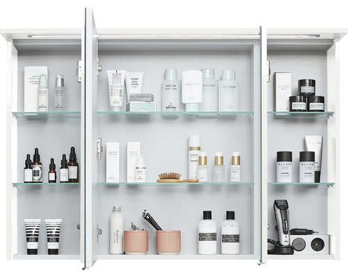 Spiegelschrank mit Kosmetikprodukten und Badutensilien auf Glasböden.