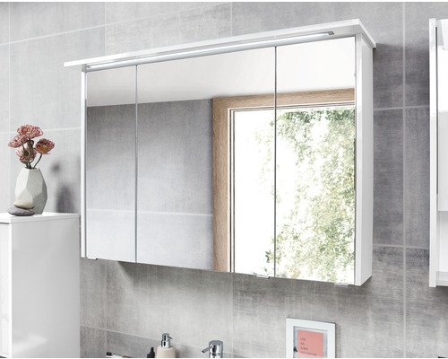 Spiegelschrank mit drei Türen und Beleuchtung im Badezimmer.
