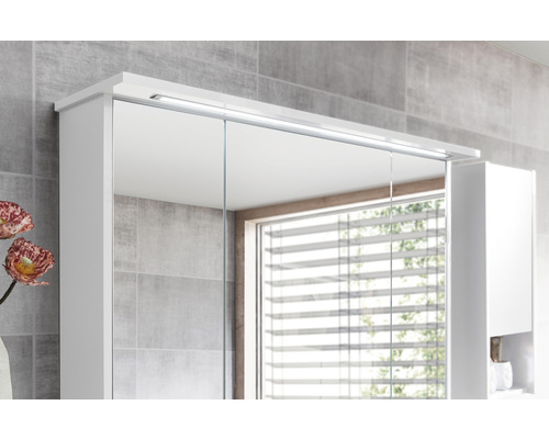 Spiegelschrank mit Beleuchtung im Badezimmer