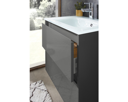 Waschtischunterschrank mit offenem Auszug und Waschbecken im Badezimmer.