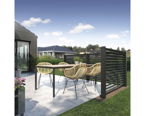 Terrasse mit Esstisch, Stühlen und Sichtschutzzaun