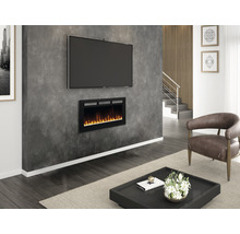 Wohnzimmer mit Fernseher, elektrischem Kamin und Sessel