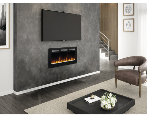 Wohnzimmer mit Fernseher, elektrischem Kamin und Sessel