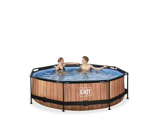 Acht-Eck-Pool mit Holzoptik und zwei Personen im Wasser