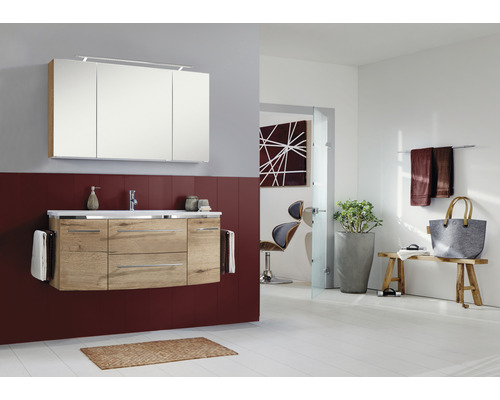 Helles Badezimmer mit Waschtisch, Spiegelschrank und Dekorationen für eine freundliche Atmosphäre.