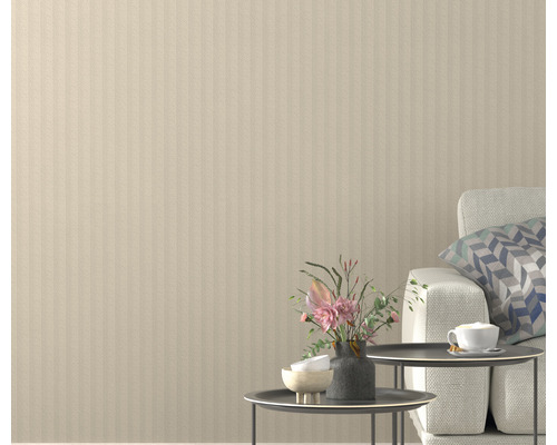 Wohnzimmer mit gemusterter Tapete, Sessel und Beistelltischen