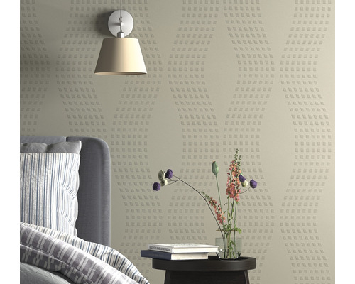 Wandgestaltung mit geometrischer Tapete, Nachttischlampe und Blumenarrangement