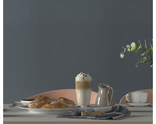 Gedeckter Frühstückstisch mit Gebäck, Latte Macchiato, Milchkanne, Kaffeetasse und Serviette