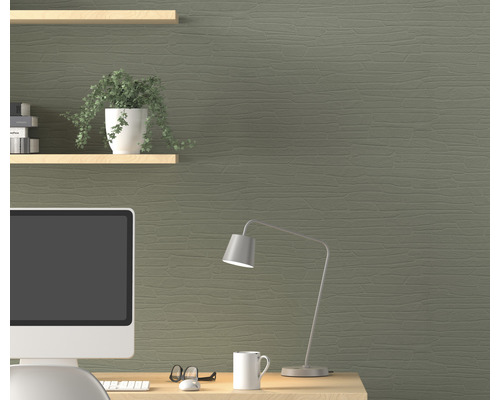 Arbeitszimmer mit Schreibtisch, Computer, Lampe, Regalen und strukturierter Wandtapete