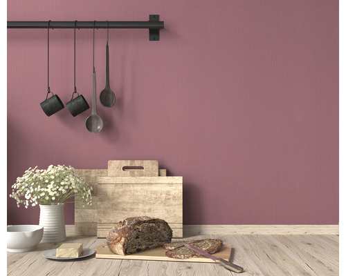 Küchenszene mit Küchenutensilien, Schneidebrett und Brot auf einer Holzfläche