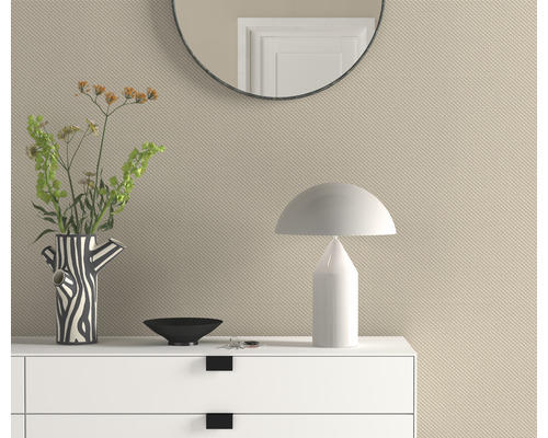 Dekoratives Interieur mit Kommode, Lampe, Spiegel und Vase