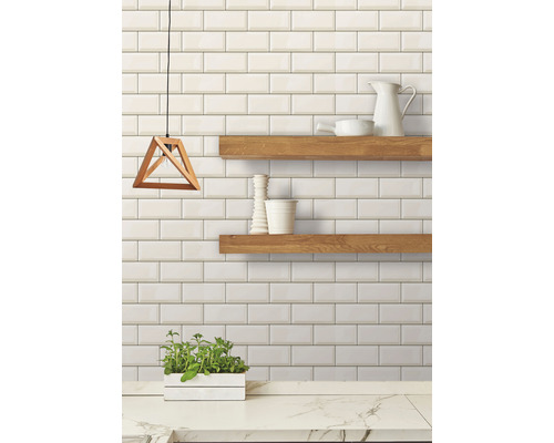 Wandbelag PVC Ceramics SubwayTile 67,5 cm breit (Meterware) Wandfliesen im Metro-Stil, Holzregale, Pendelleuchte aus Holz und Kräutertopf auf einer Küchentheke.