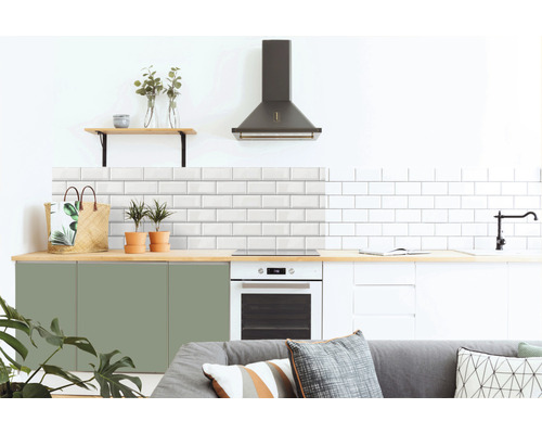 Helle Küche mit weißen Fliesen, Arbeitsplatte, Küchengeräten und Spüle