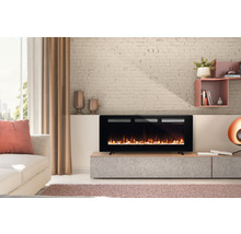 Elektrischer Kamin im Wohnzimmer mit Sofa, Vorhängen und Dekoration