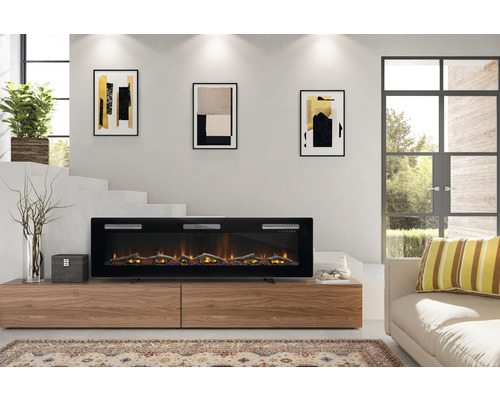 Wohnzimmer mit Elektrokamin, Couch und Dekorationen