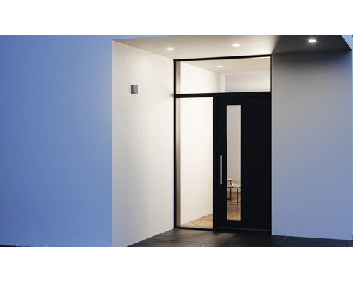 Außenansicht eines Hauses mit Eingangstür und Außenleuchte.