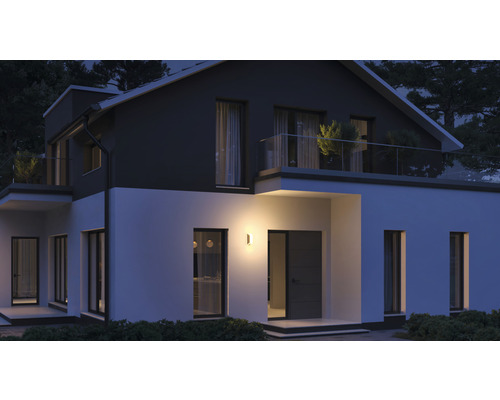 Beleuchtetes Wohnhaus mit Außenwandleuchte bei Nacht