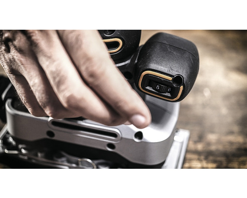 Nahaufnahme eines Mannes, der einen Schwingschleifer bedient.