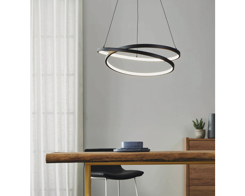 Moderne Pendelleuchte mit drei verschlungenen Ringen aus Metall und integrierter LED-Beleuchtung über einem Esstisch