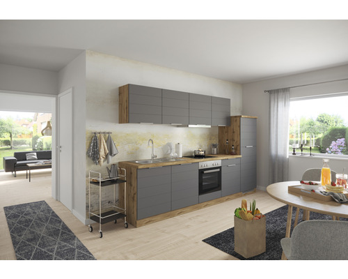 Moderne Küche mit grauen Fronten und Holzdetails in einem hellen Raum.