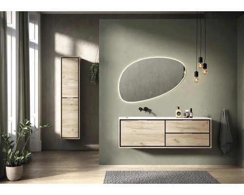 Modernes Badezimmer mit Waschtisch, Spiegelschrank und beleuchtetem Spiegel
