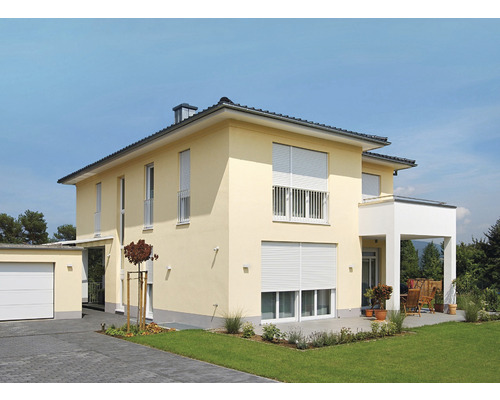 Hausansicht mit Rollläden an den Fenstern