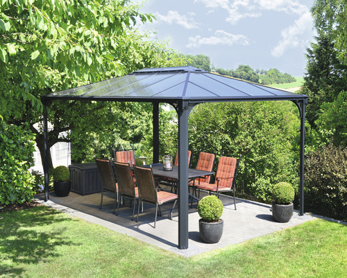 Pavillon mit Tisch und Stühlen im Garten.