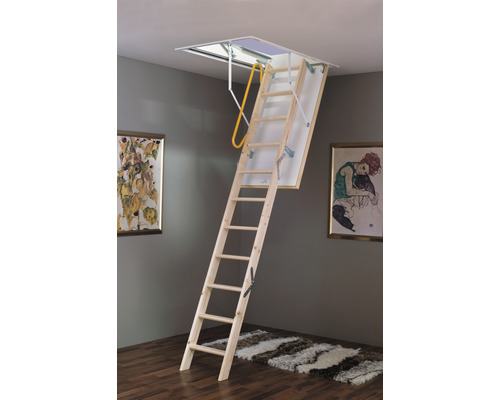 Ausgezogene Bodentreppe aus Holz mit Handlauf in einem Wohnraum.