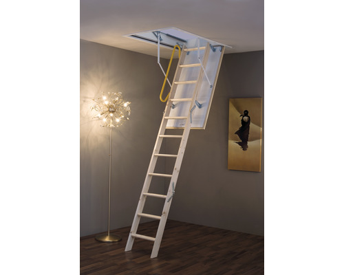 Ausgeklappte Bodentreppe aus Holz im Innenraum