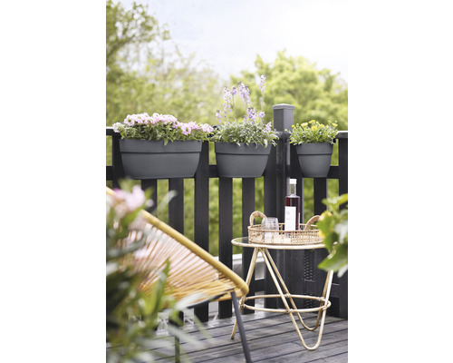 Balkonszene mit Blumenkästen, Tisch und Stuhl