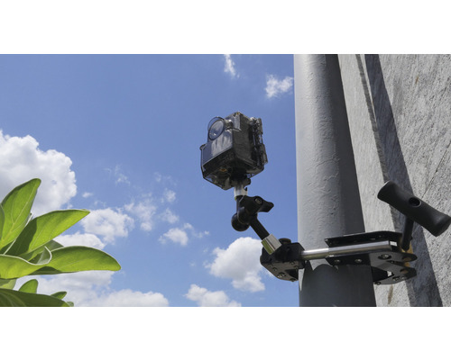 Actionkamera mit flexibler Halterung an einem Pfosten