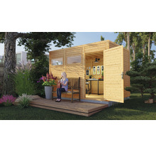 Holzgartenhaus mit geöffneter Tür, Terrasse und sitzender Person in einem Garten