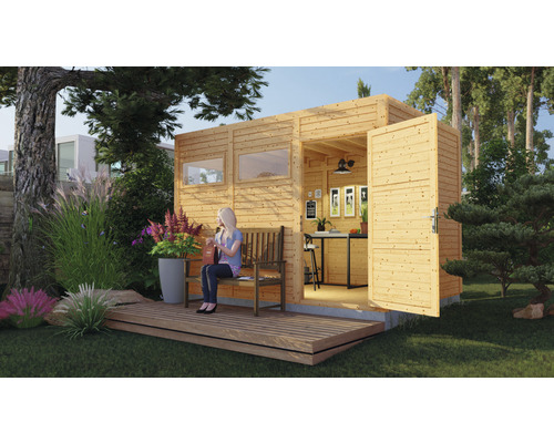 Holzgartenhaus mit geöffneter Tür, Terrasse und sitzender Person in einem Garten