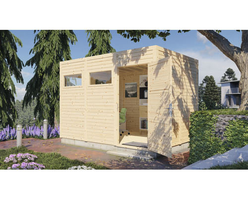 Holzgartenhaus mit Fenstern und offener Tür in grüner Umgebung