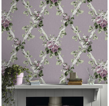 Tapete mit Blumenmuster und Rautenstruktur im Wohnzimmer
