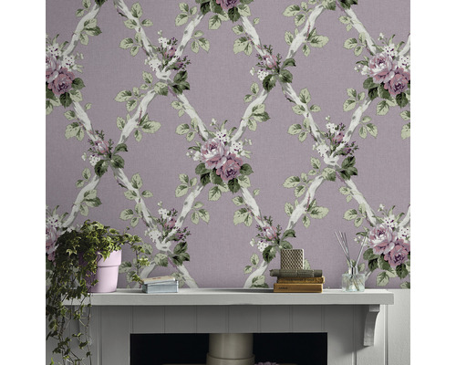 Tapete mit Blumenmuster und Rautenstruktur im Wohnzimmer