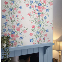 Tapete mit Blumenmuster in einem Wohnzimmer