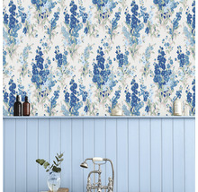 Badezimmer mit blauem Wandpaneel und Blumentapete