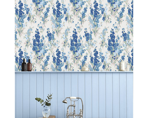 Badezimmer mit blauem Wandpaneel und Blumentapete