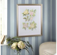 Gerahmtes Bild mit Blumenmotiv an einer Wand