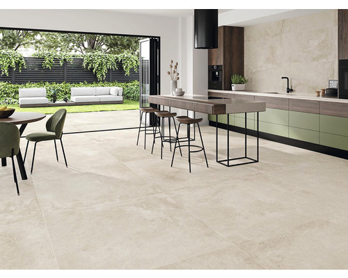 Helles, geräumiges Interieur mit Terrassenfliesen, Küchentheke mit Barhockern und Zugang zum Garten mit Sitzgelegenheiten